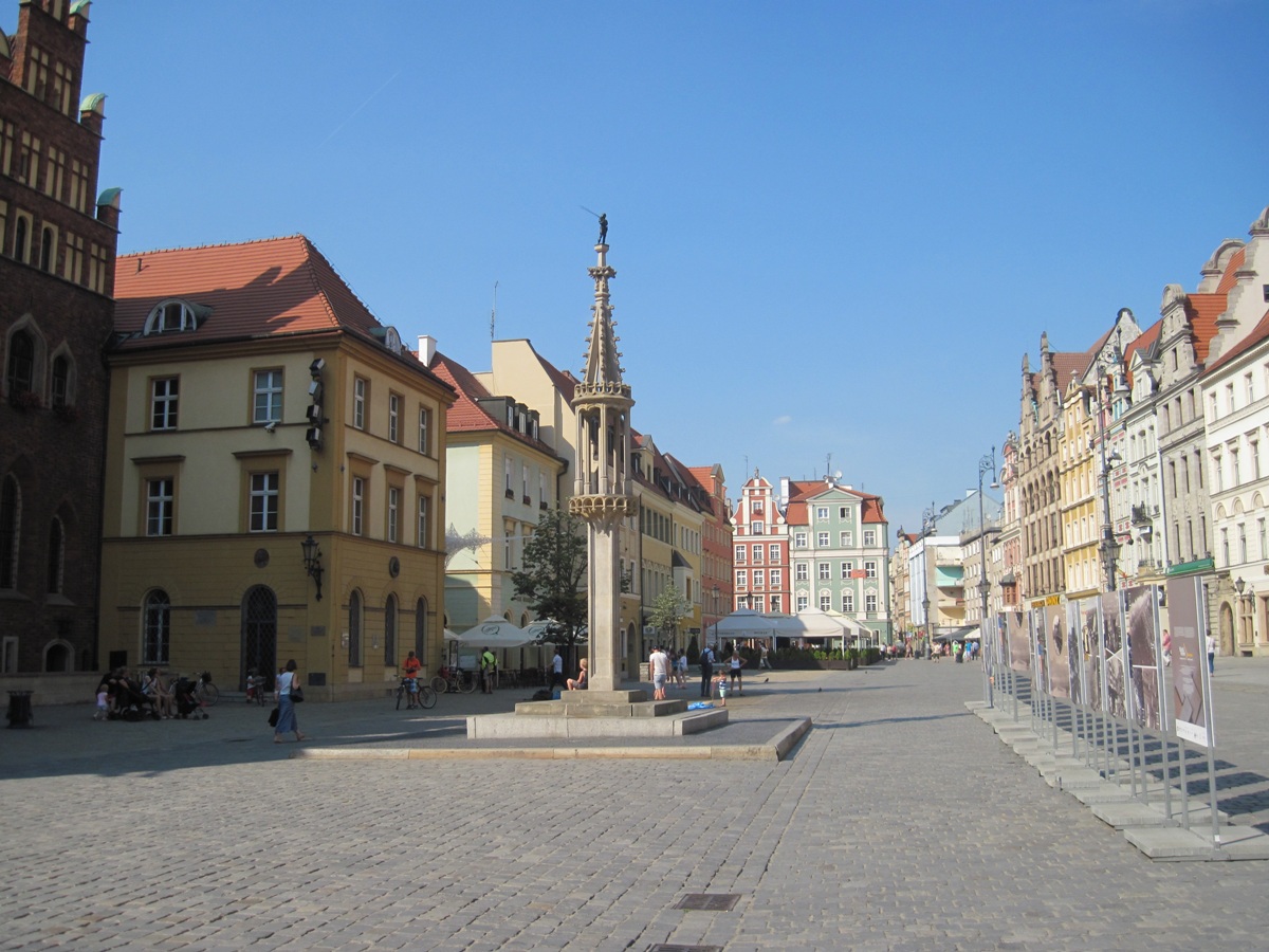 94- Breslavia-Visuale della Piazza con la colonnina di pietra copia della gogna di pietra costyruita nel 1985 a forma di lanterna